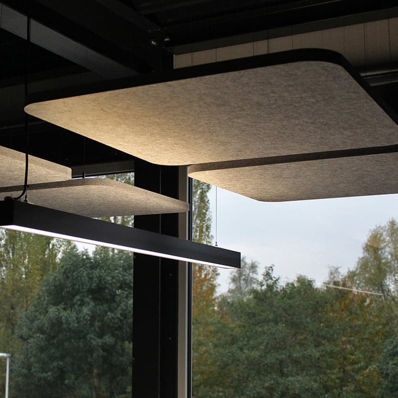 Das EASYfelt Deckensegel Square besteht aus hochwertigem PET-Filz und verbessert die Akustik, indem es Nachhall reduziert und störende Reflexionen dämpft. Durch die quadratische Form und die saubere Ausführung eignet sich das Deckensegel ideal für Büros, Besprechungsräume, Bildungseinrichtungen und andere Innenräume, in denen akustischer Komfort und modernes Design gefragt sind. Das leichte Material ermöglicht eine flexible Platzierung an der Decke, einzeln oder in einer kompositorischen Anordnung.