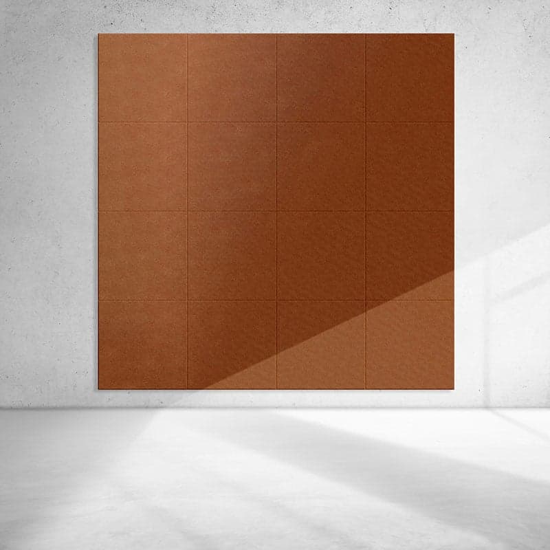 Die EASYfelt Tile Grid ist ein akustisches Wandpaneel aus PET-Filz in der Farbe Terra. Das Paneel hat ein klares, quadratisches Rastermuster und verbessert die Raumakustik, indem es Schall absorbiert und den Nachhall reduziert. Durch das leichte Material lässt es sich einfach an der Wand anbringen. Es eignet sich gut für Büros, Wohnräume und kreative Bereiche, in denen du mehr Ruhe und ein warmes, modernes Design möchtest.